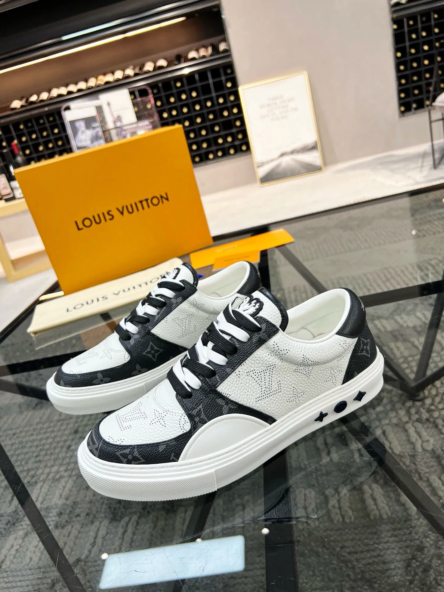 Factory price: 438💰LV top purchasing agent 🇮🇹 Lu Street Male God’s popular casual sneakers counter synchronized, uppers imported from Italy cowhide fabrics, colorful and complex handicrafts, imported water-dyed cowhide lining cowhide foot pads Soles: original soles specially provided by the factory, TPU exclusive movable molded soles super comfortable, original factory single goods, 🔍🔍high quality, you can enter and exit the counter at will, welcome to compare, code number 38-44 (45 can be ordered)